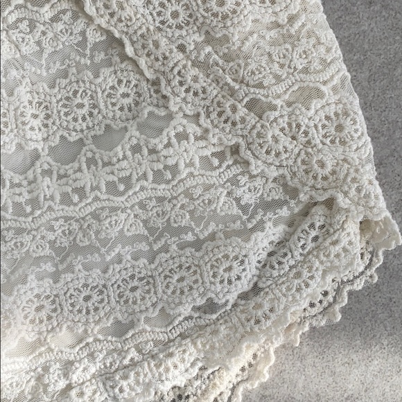 IVORY LACE SHORTS - Picture 2 of 8